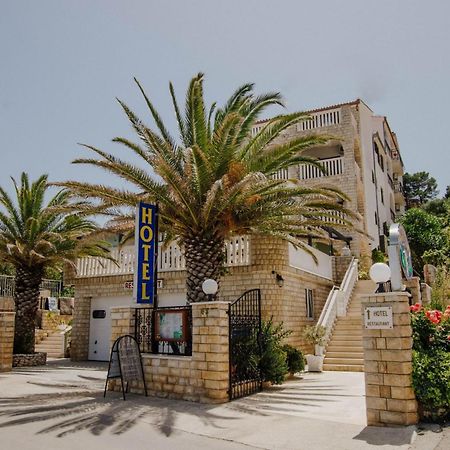 Hotel Vila Tina Arbanija Екстер'єр фото