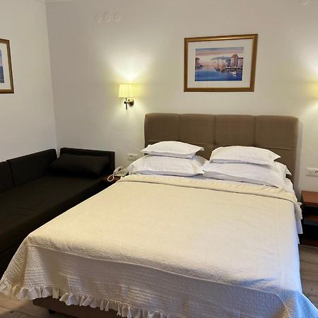 Hotel Vila Tina Arbanija Екстер'єр фото