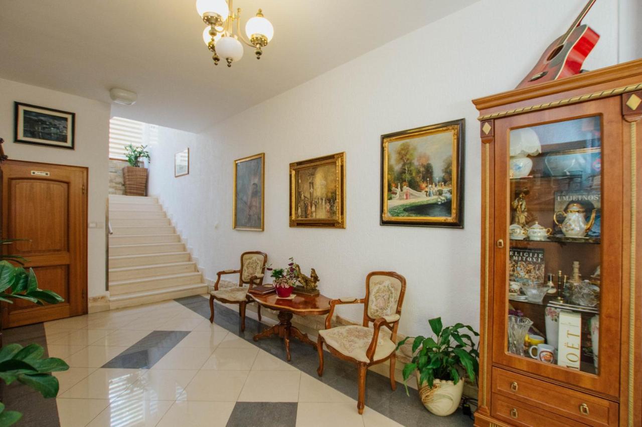 Hotel Vila Tina Arbanija Екстер'єр фото