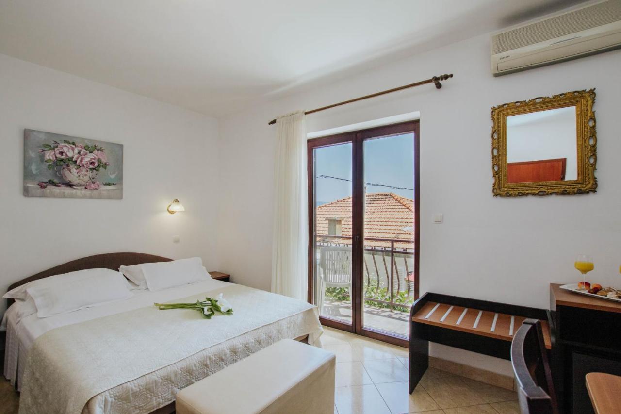 Hotel Vila Tina Arbanija Екстер'єр фото