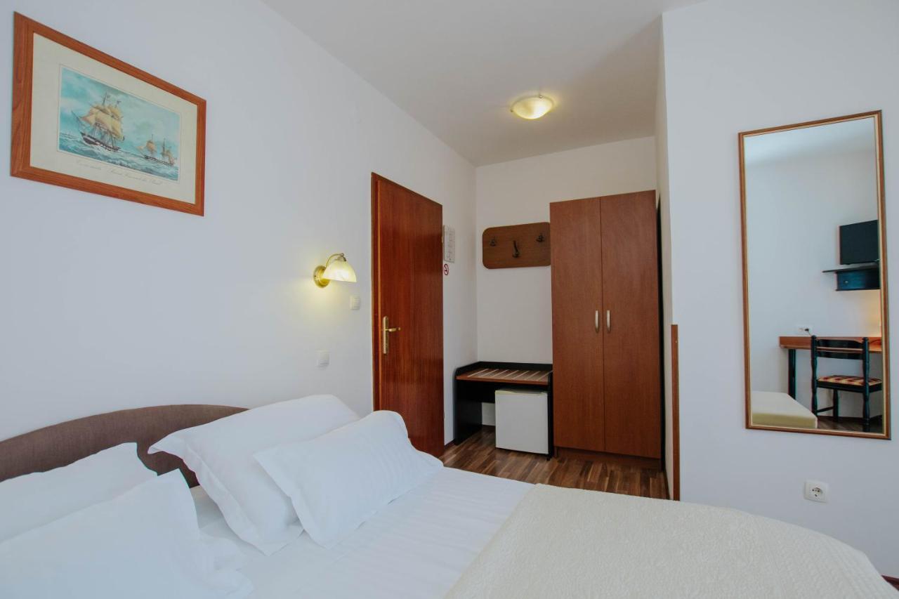 Hotel Vila Tina Arbanija Екстер'єр фото