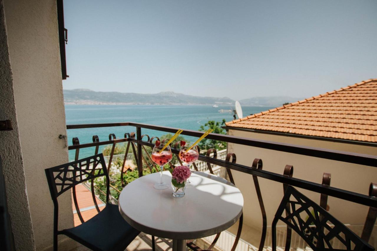 Hotel Vila Tina Arbanija Екстер'єр фото