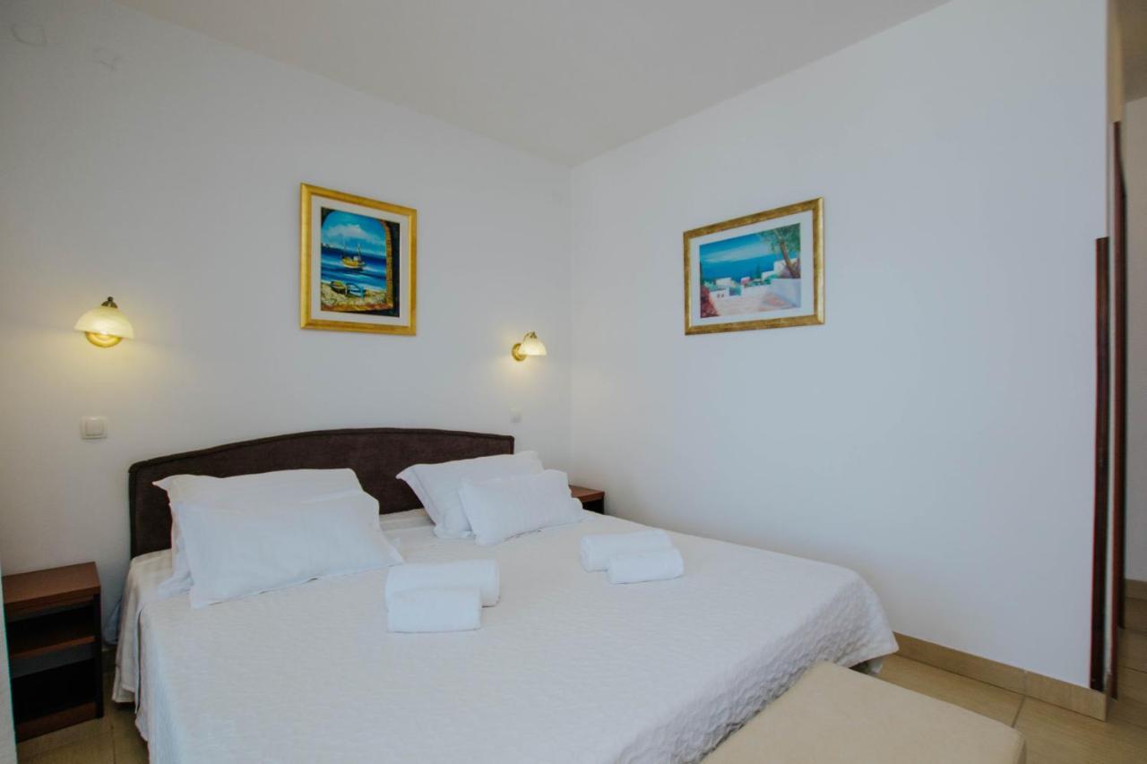 Hotel Vila Tina Arbanija Екстер'єр фото