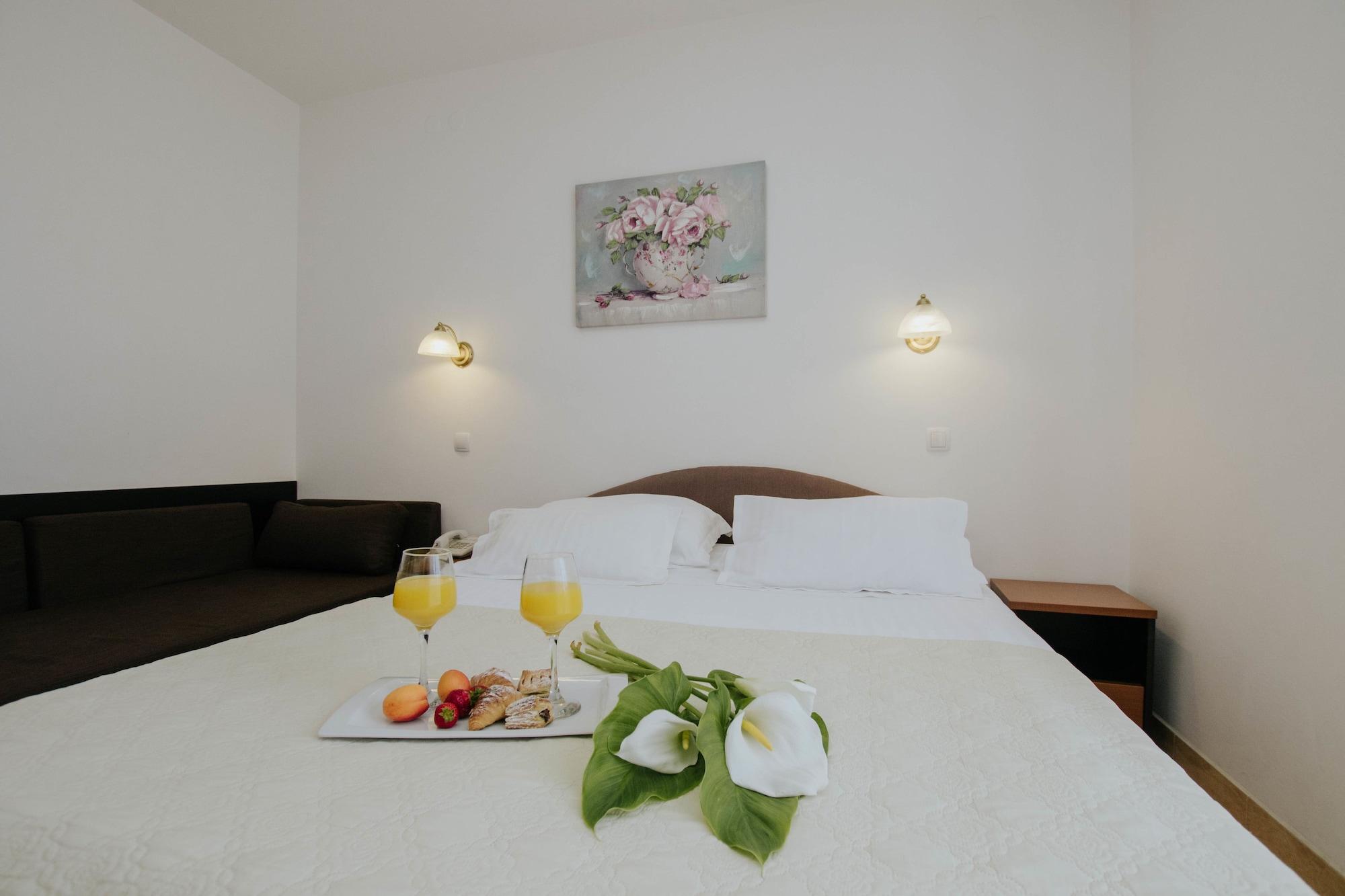 Hotel Vila Tina Arbanija Екстер'єр фото