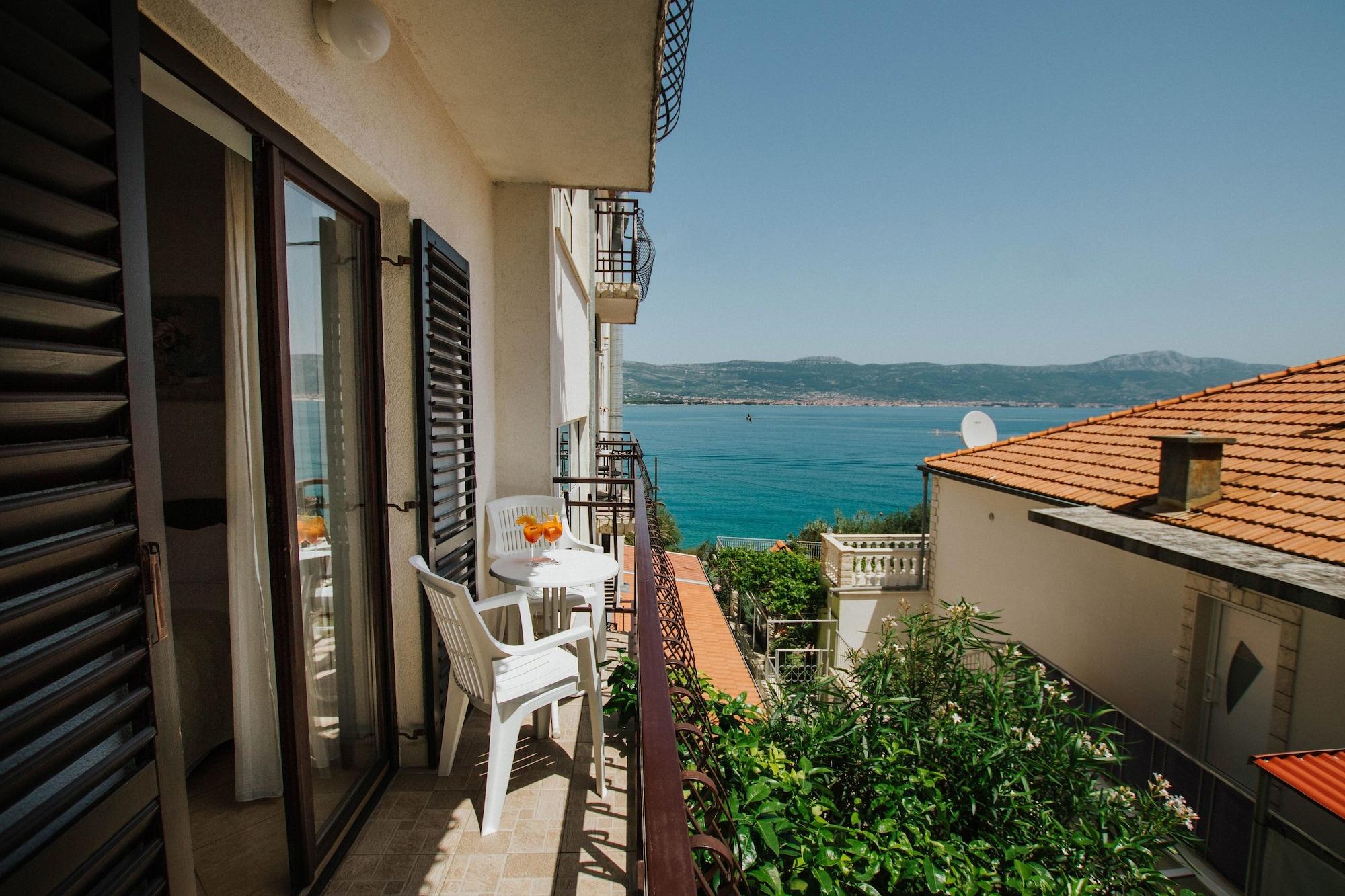 Hotel Vila Tina Arbanija Екстер'єр фото