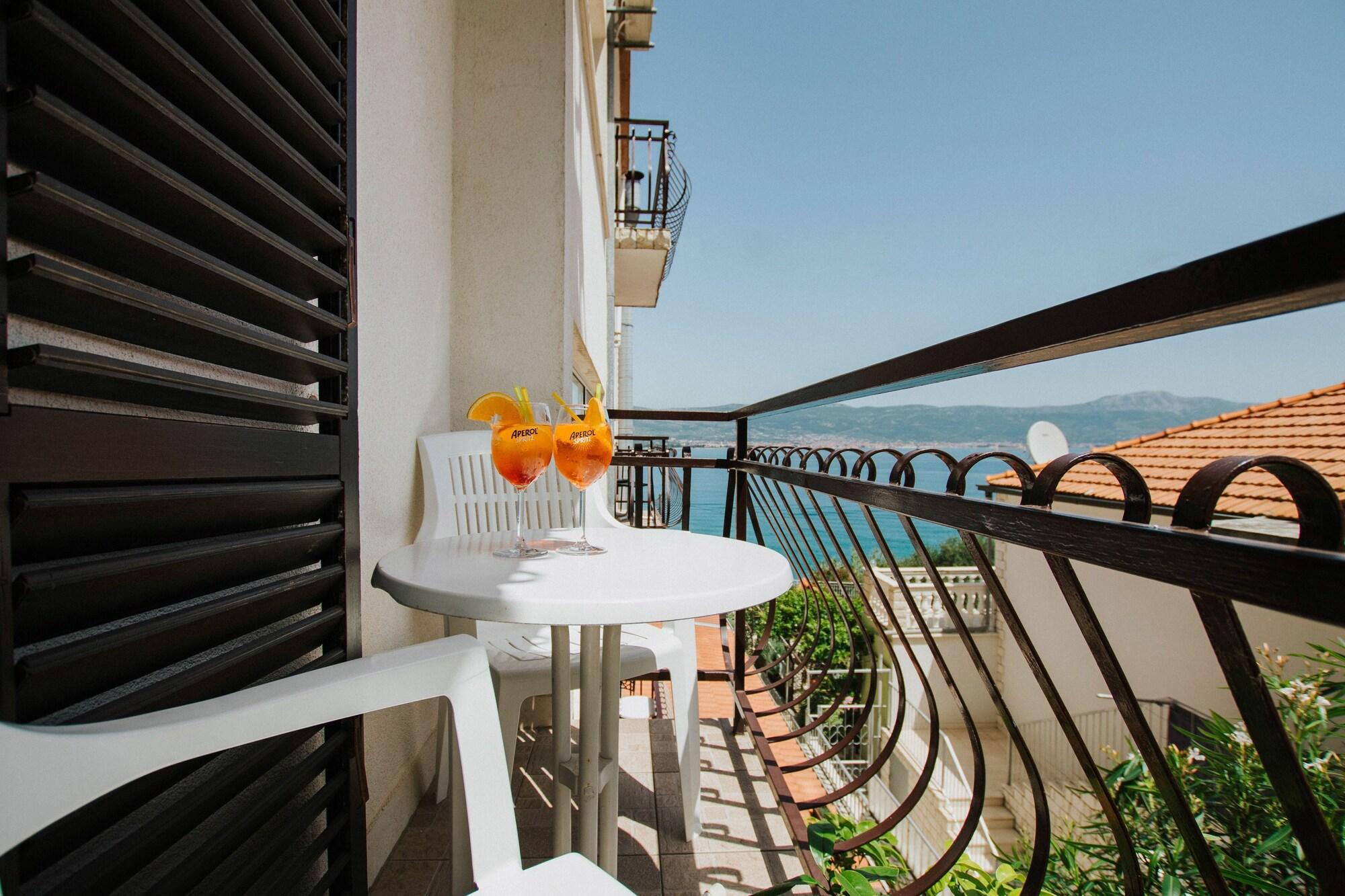 Hotel Vila Tina Arbanija Екстер'єр фото