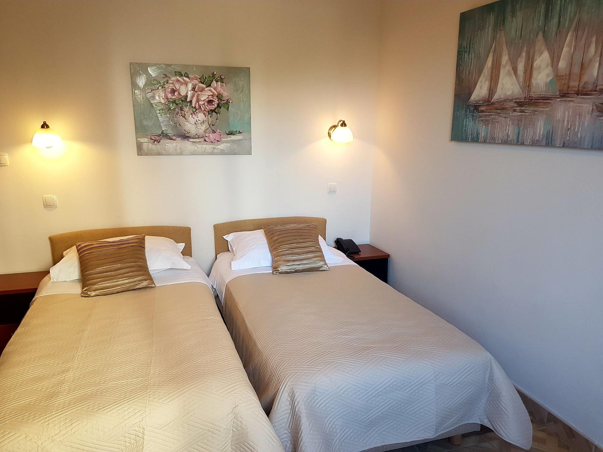 Hotel Vila Tina Arbanija Екстер'єр фото