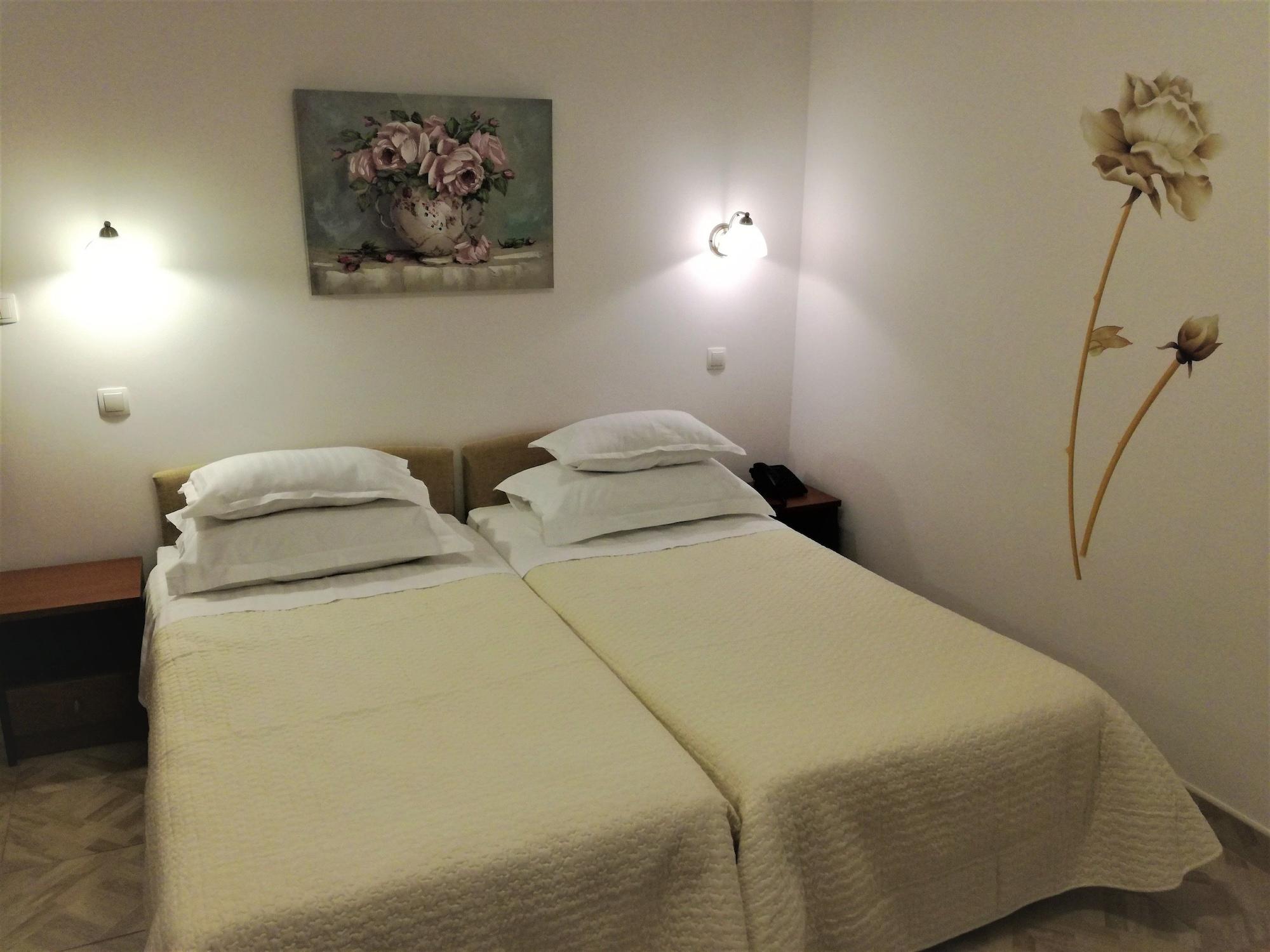 Hotel Vila Tina Arbanija Екстер'єр фото