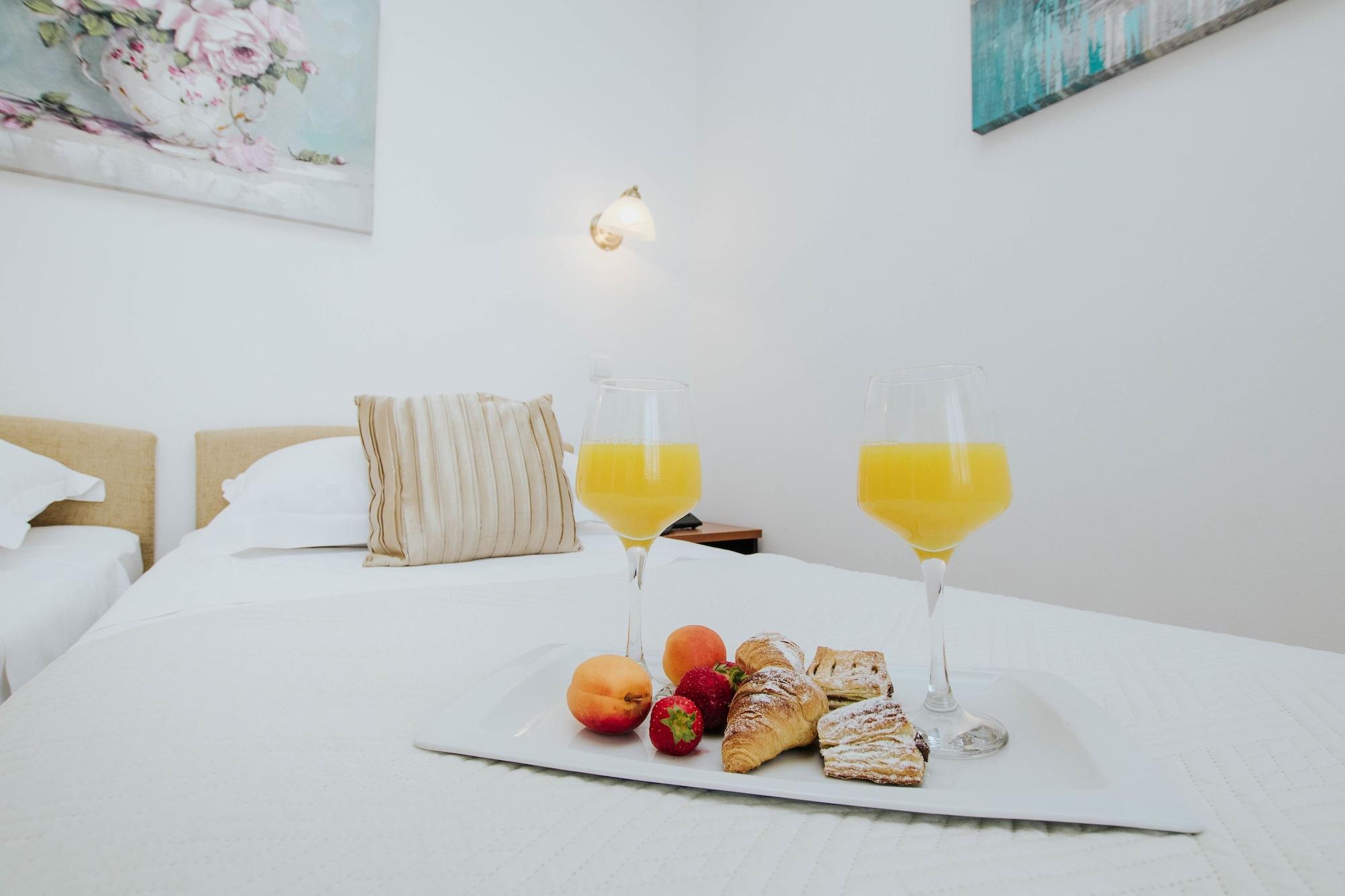 Hotel Vila Tina Arbanija Екстер'єр фото