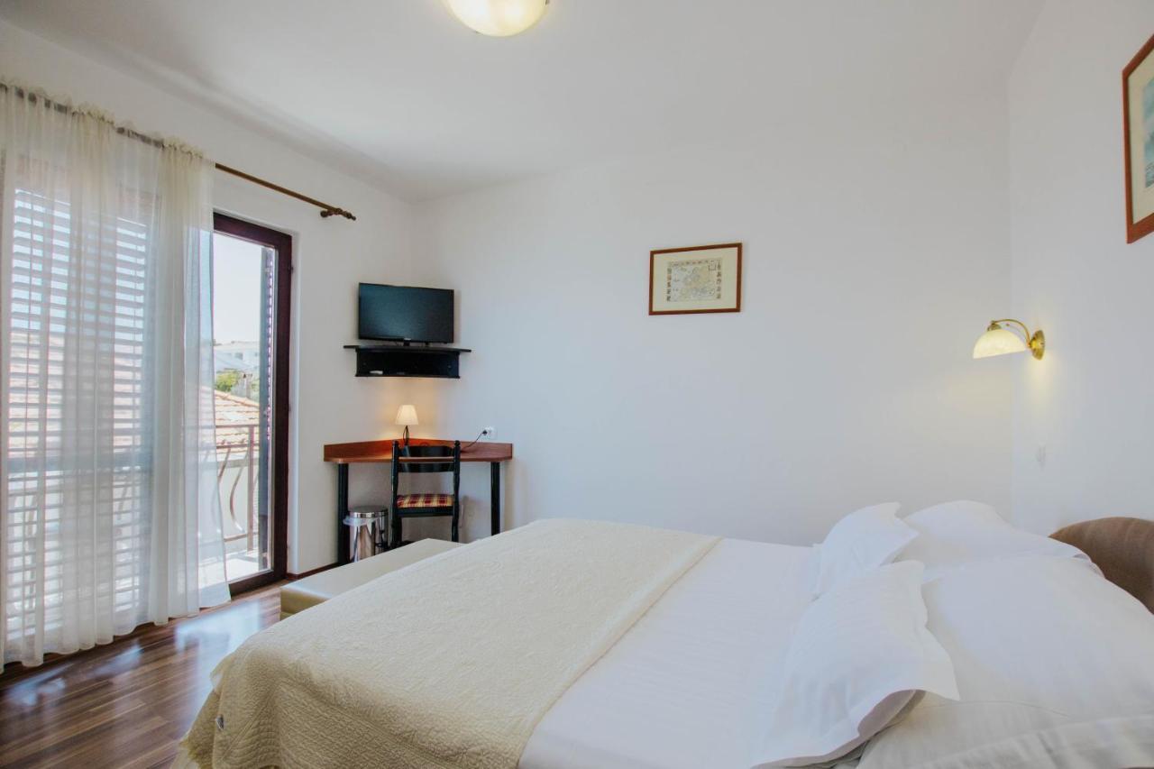 Hotel Vila Tina Arbanija Екстер'єр фото