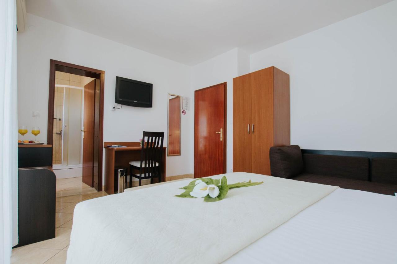 Hotel Vila Tina Arbanija Екстер'єр фото