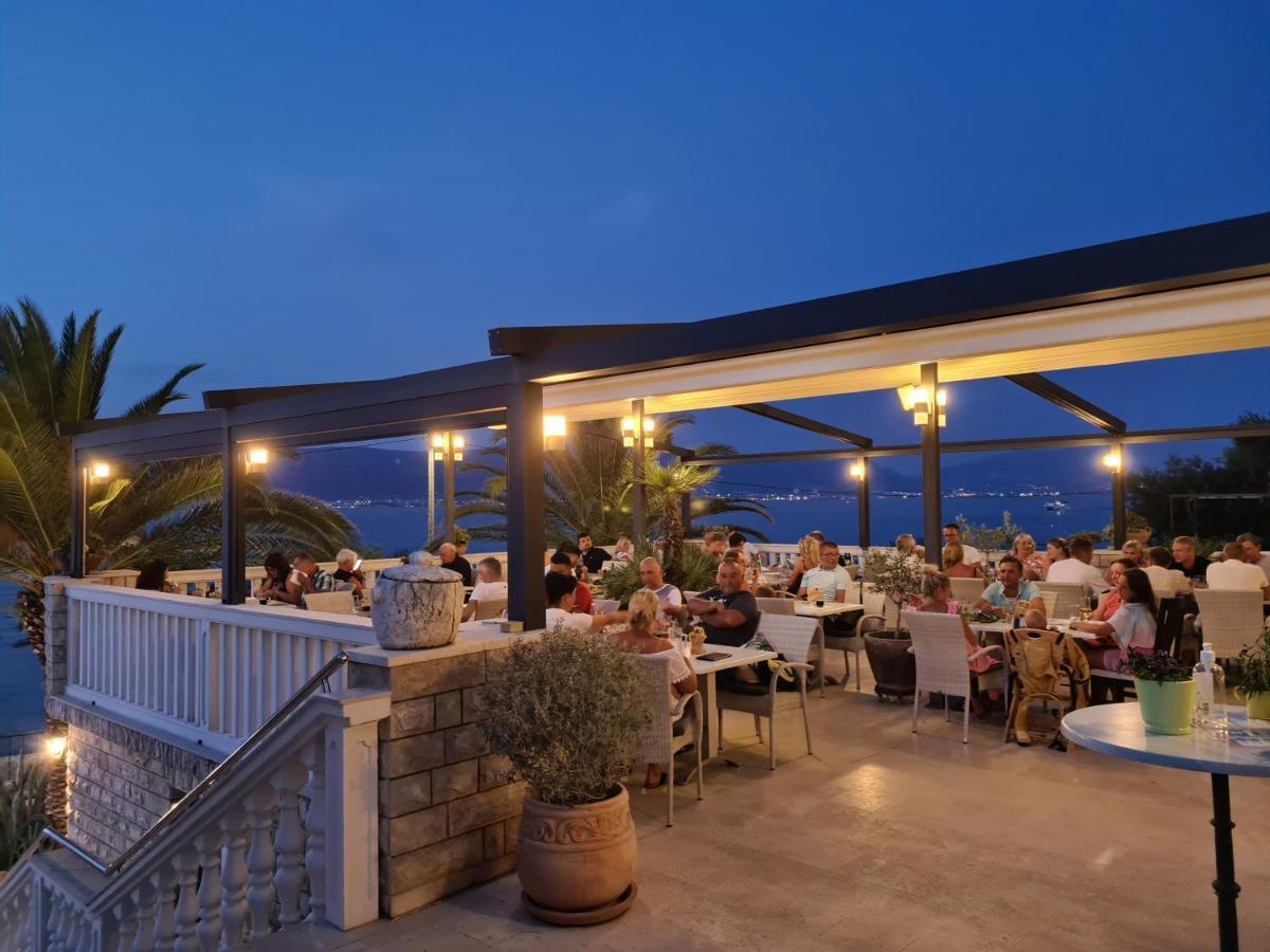 Hotel Vila Tina Arbanija Екстер'єр фото
