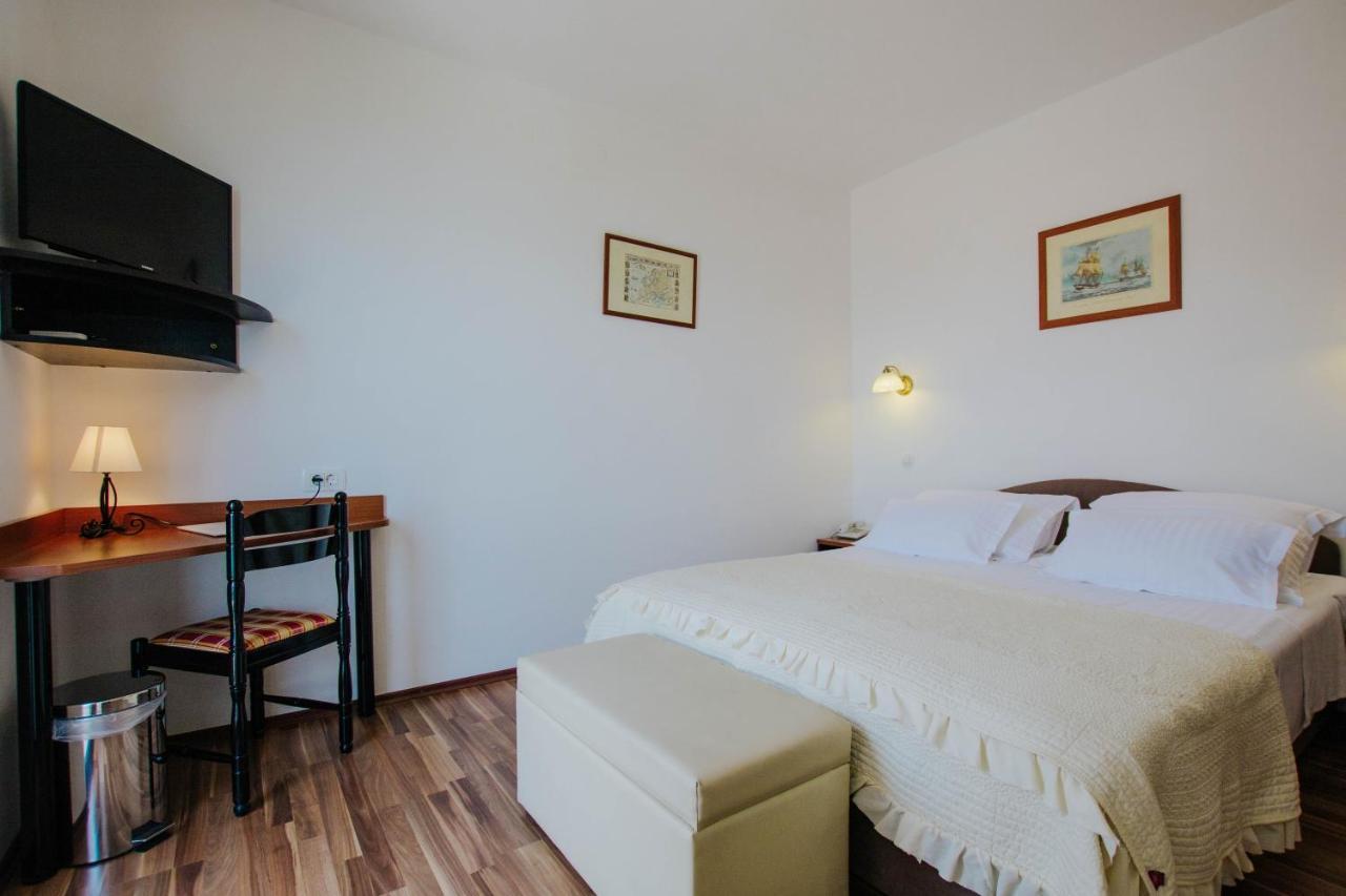 Hotel Vila Tina Arbanija Екстер'єр фото