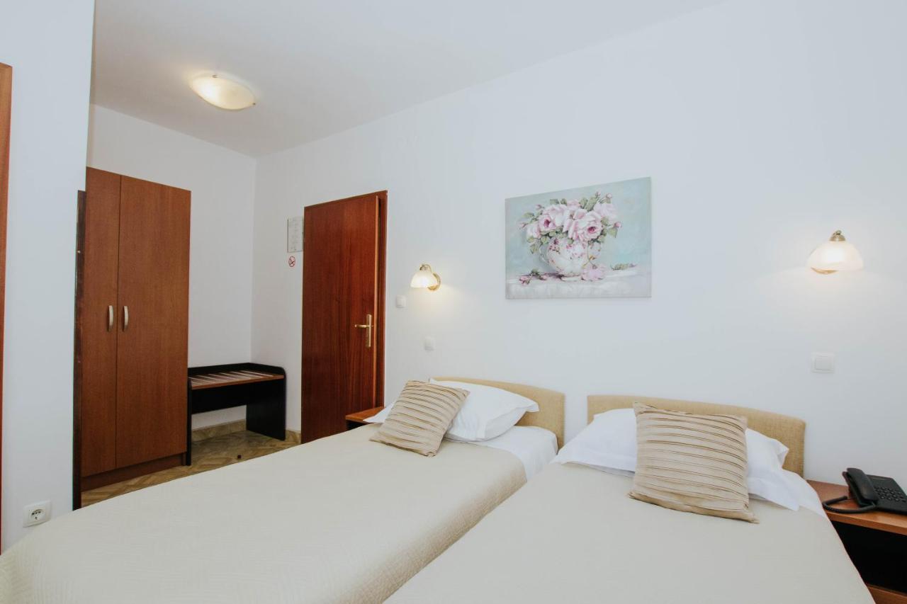 Hotel Vila Tina Arbanija Екстер'єр фото