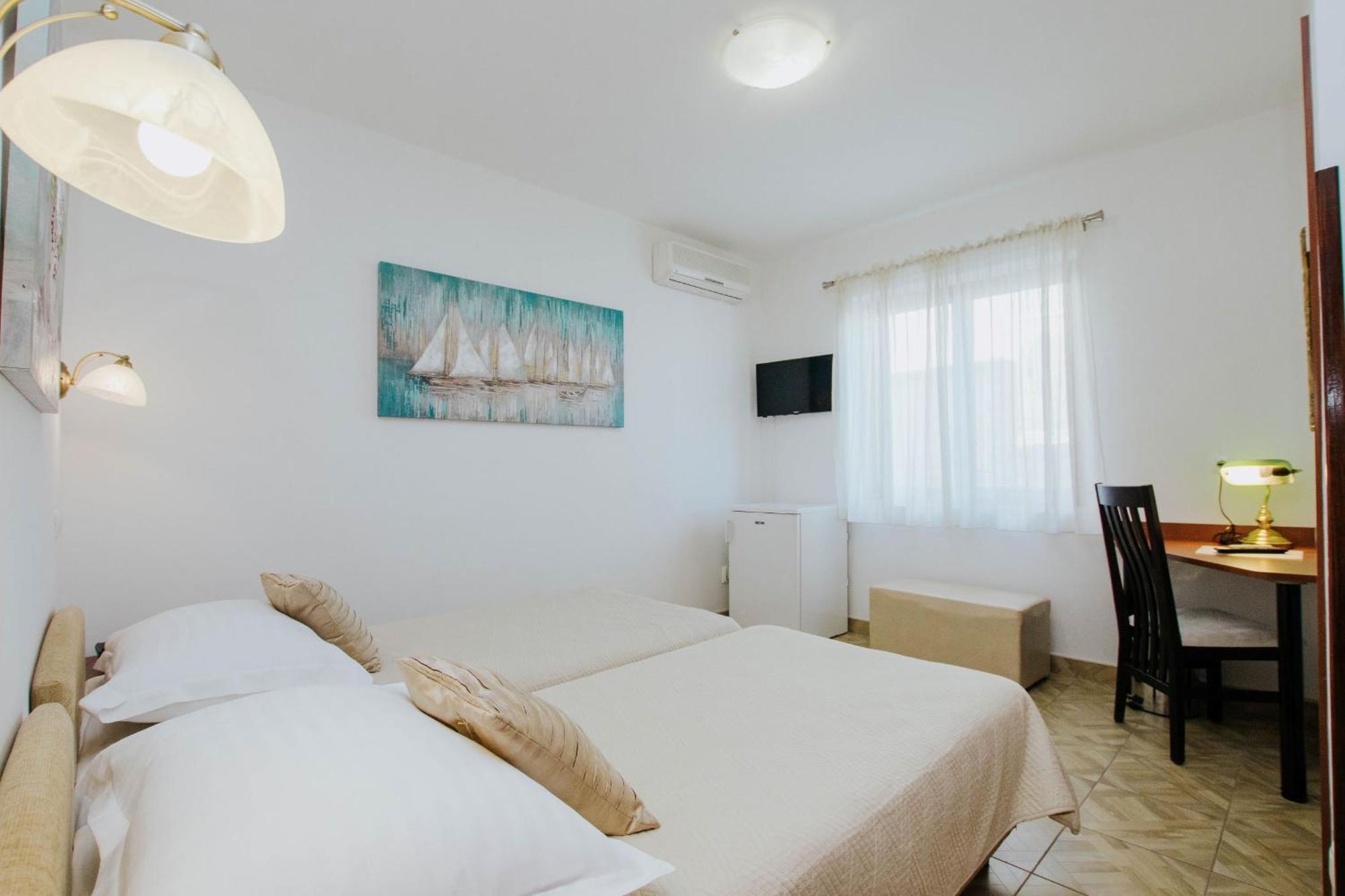 Hotel Vila Tina Arbanija Екстер'єр фото