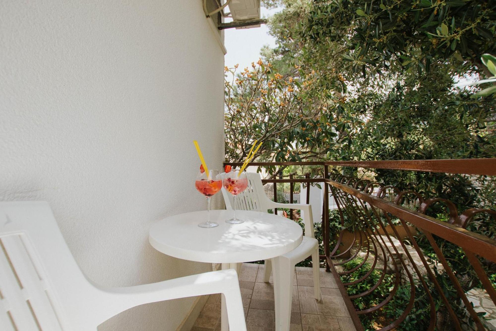Hotel Vila Tina Arbanija Екстер'єр фото