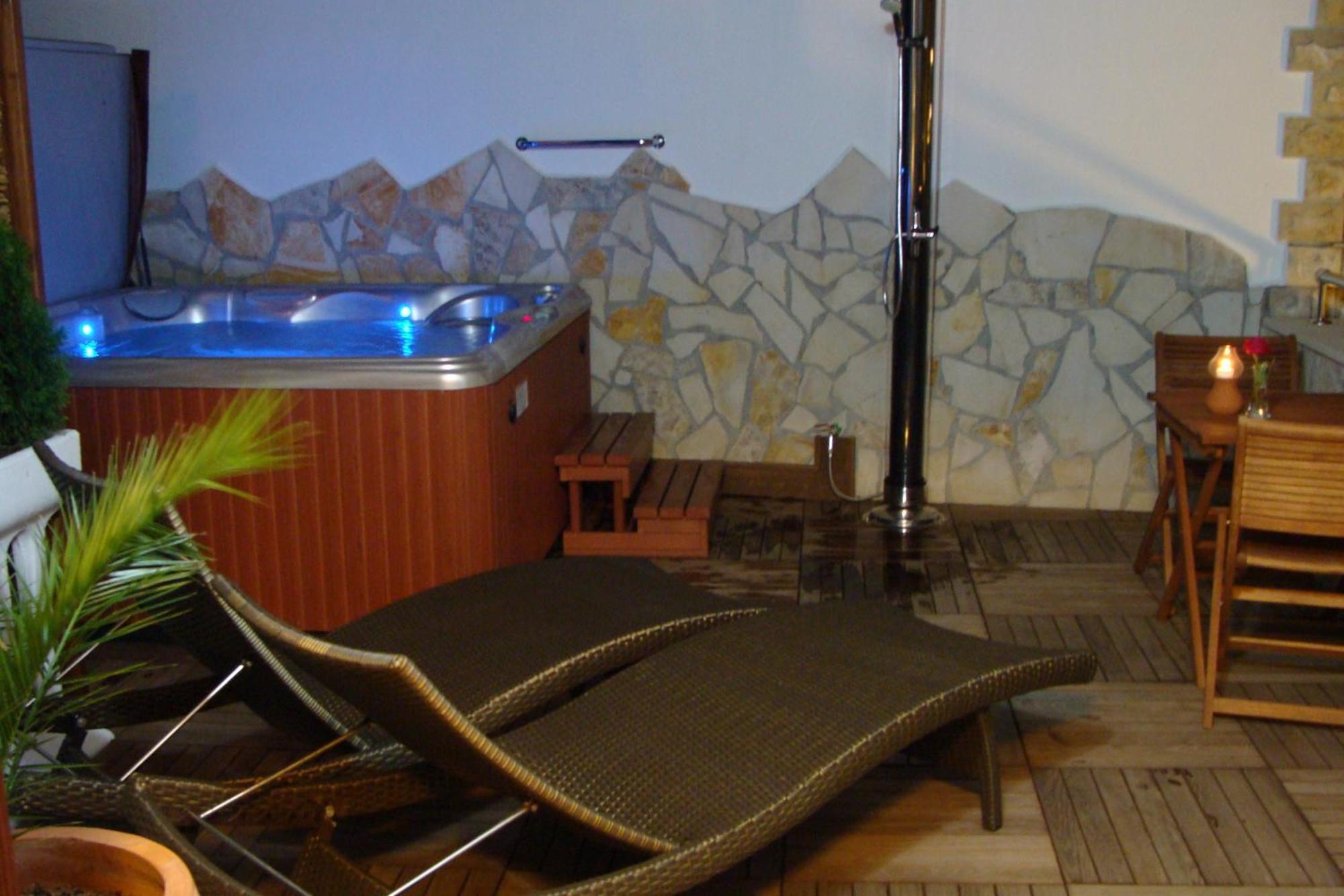 Hotel Vila Tina Arbanija Екстер'єр фото