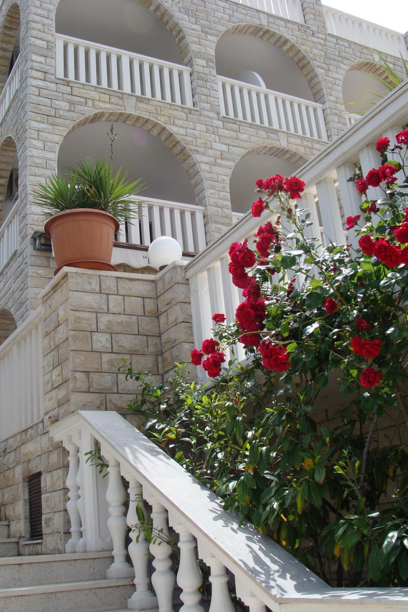 Hotel Vila Tina Arbanija Екстер'єр фото