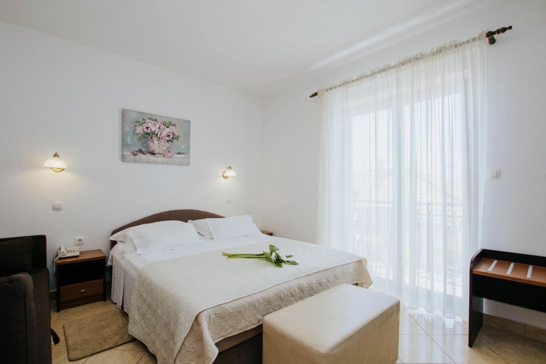 Hotel Vila Tina Arbanija Екстер'єр фото