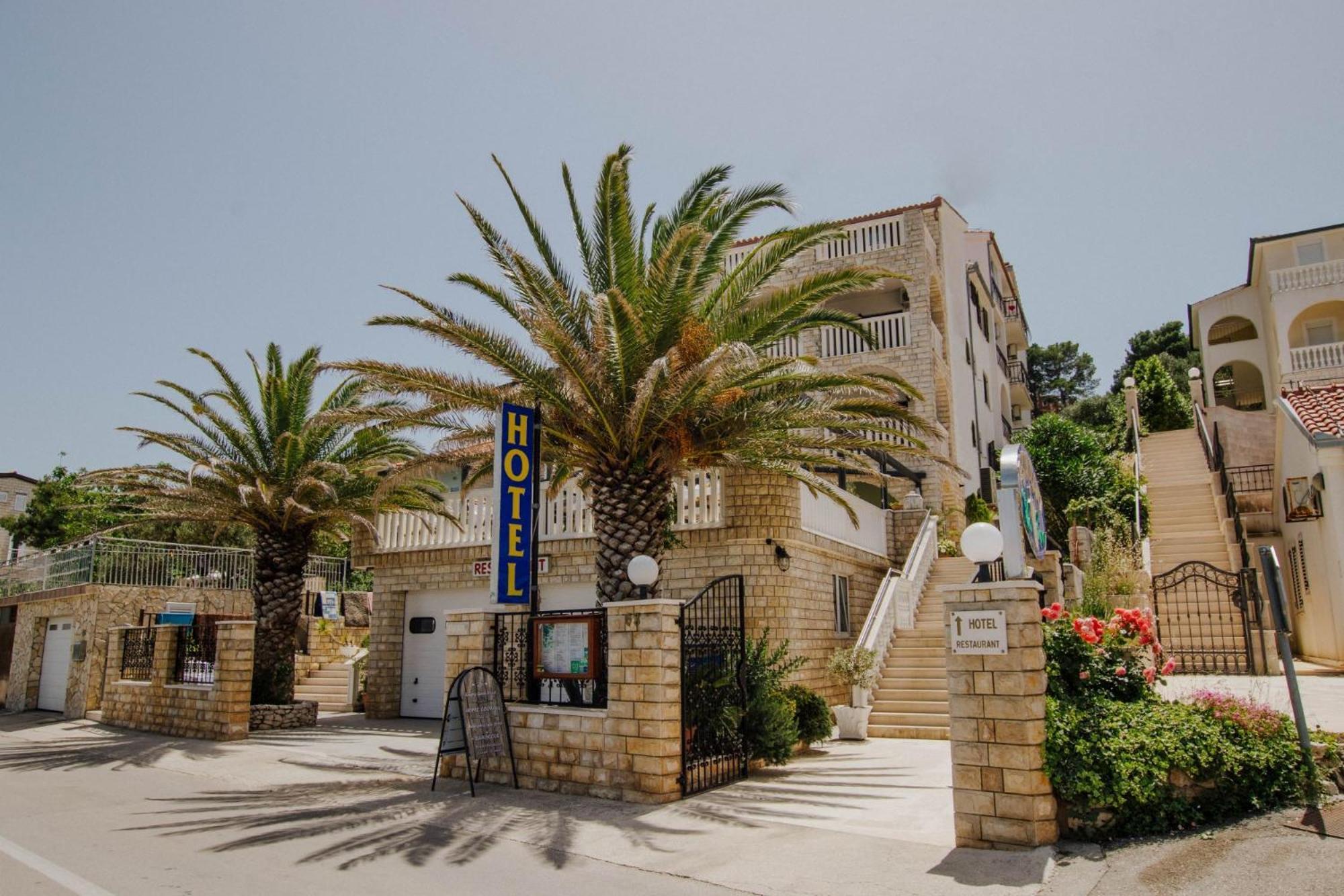 Hotel Vila Tina Arbanija Екстер'єр фото