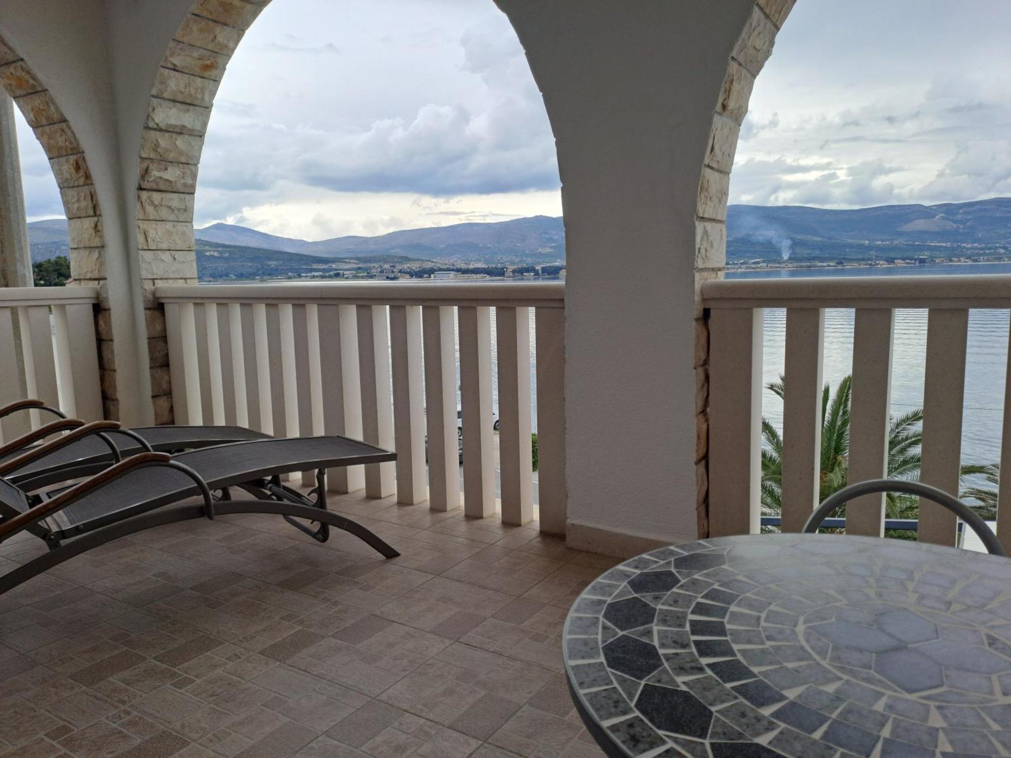 Hotel Vila Tina Arbanija Екстер'єр фото