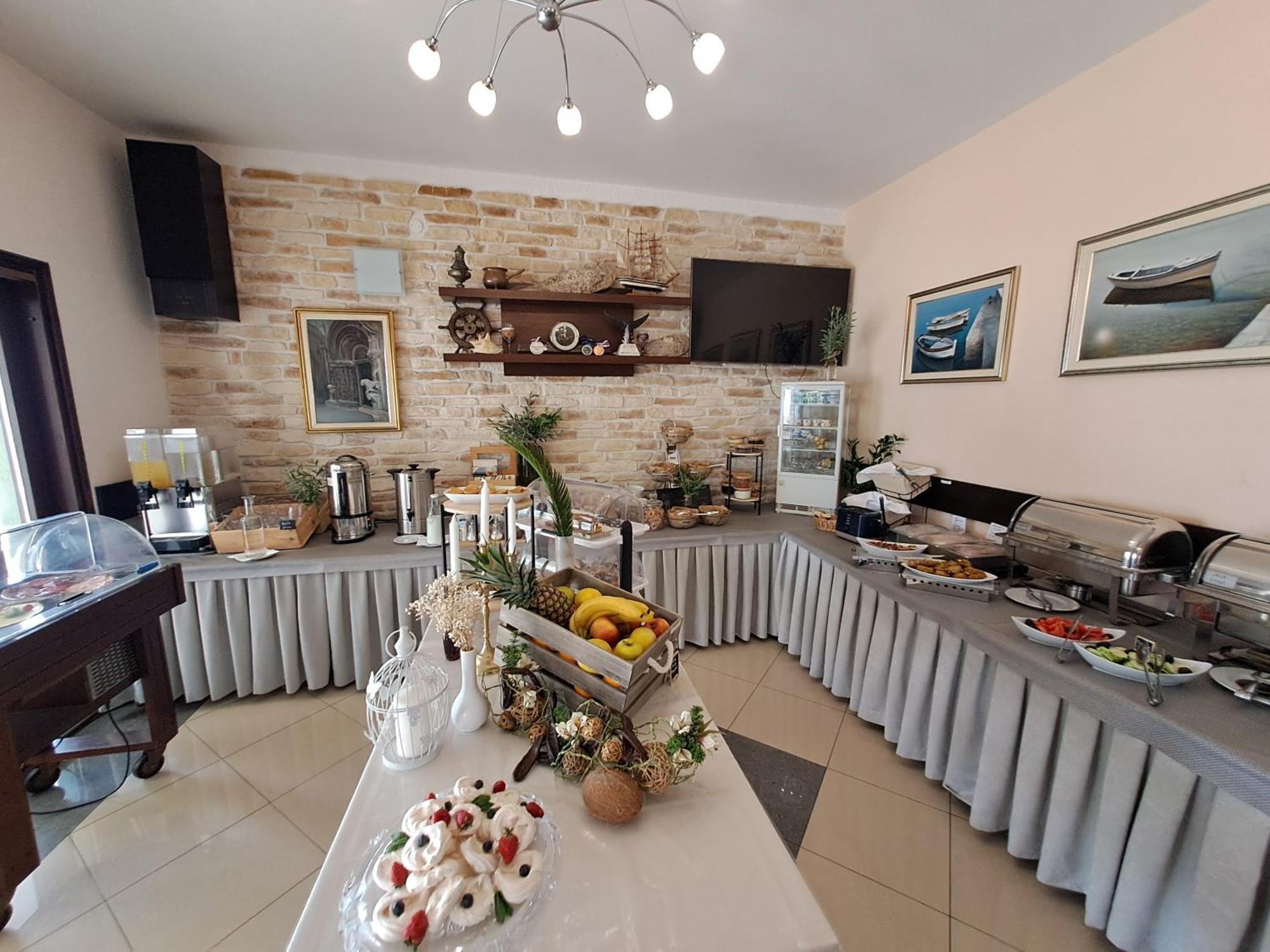 Hotel Vila Tina Arbanija Екстер'єр фото
