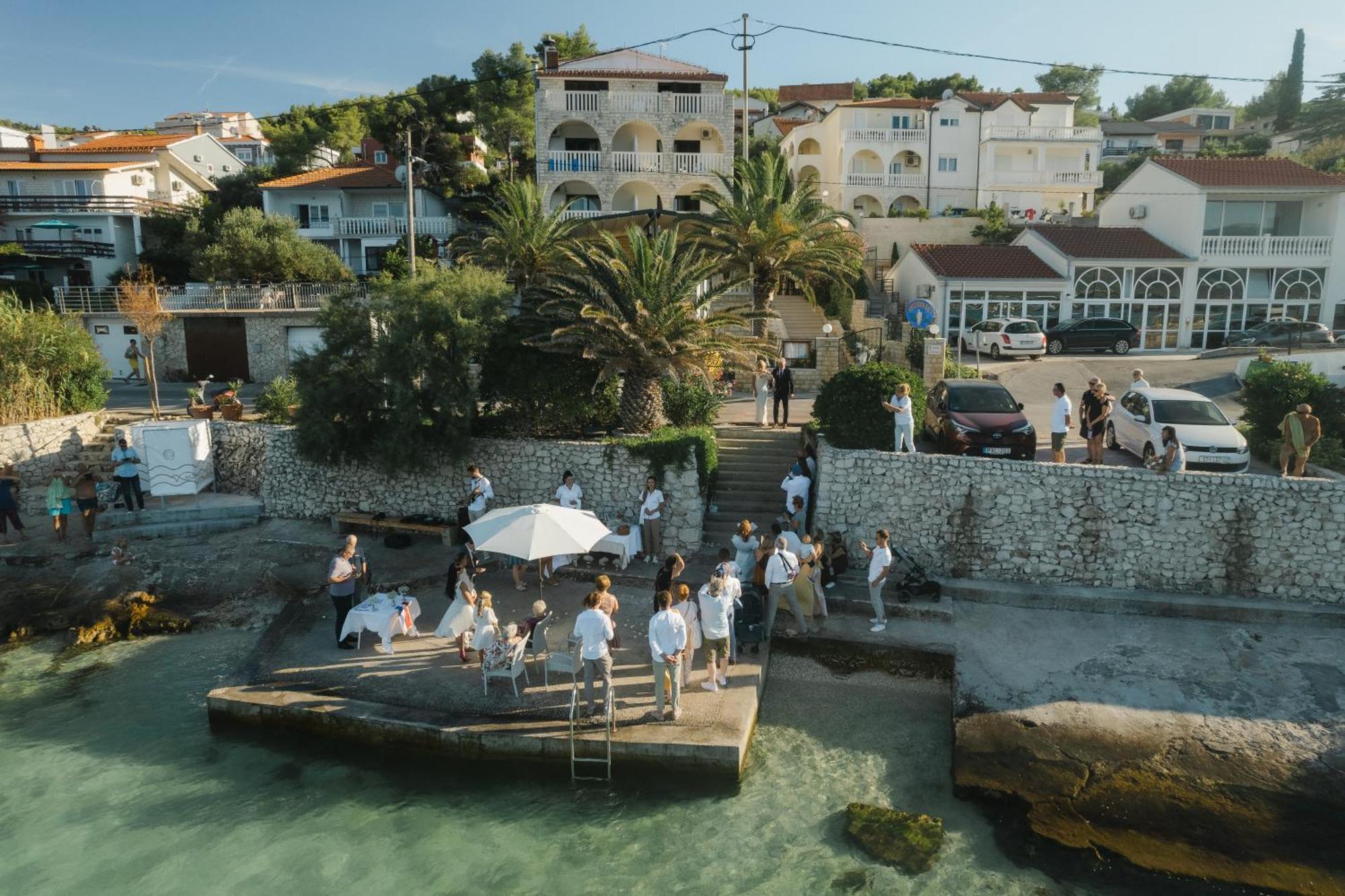 Hotel Vila Tina Arbanija Екстер'єр фото
