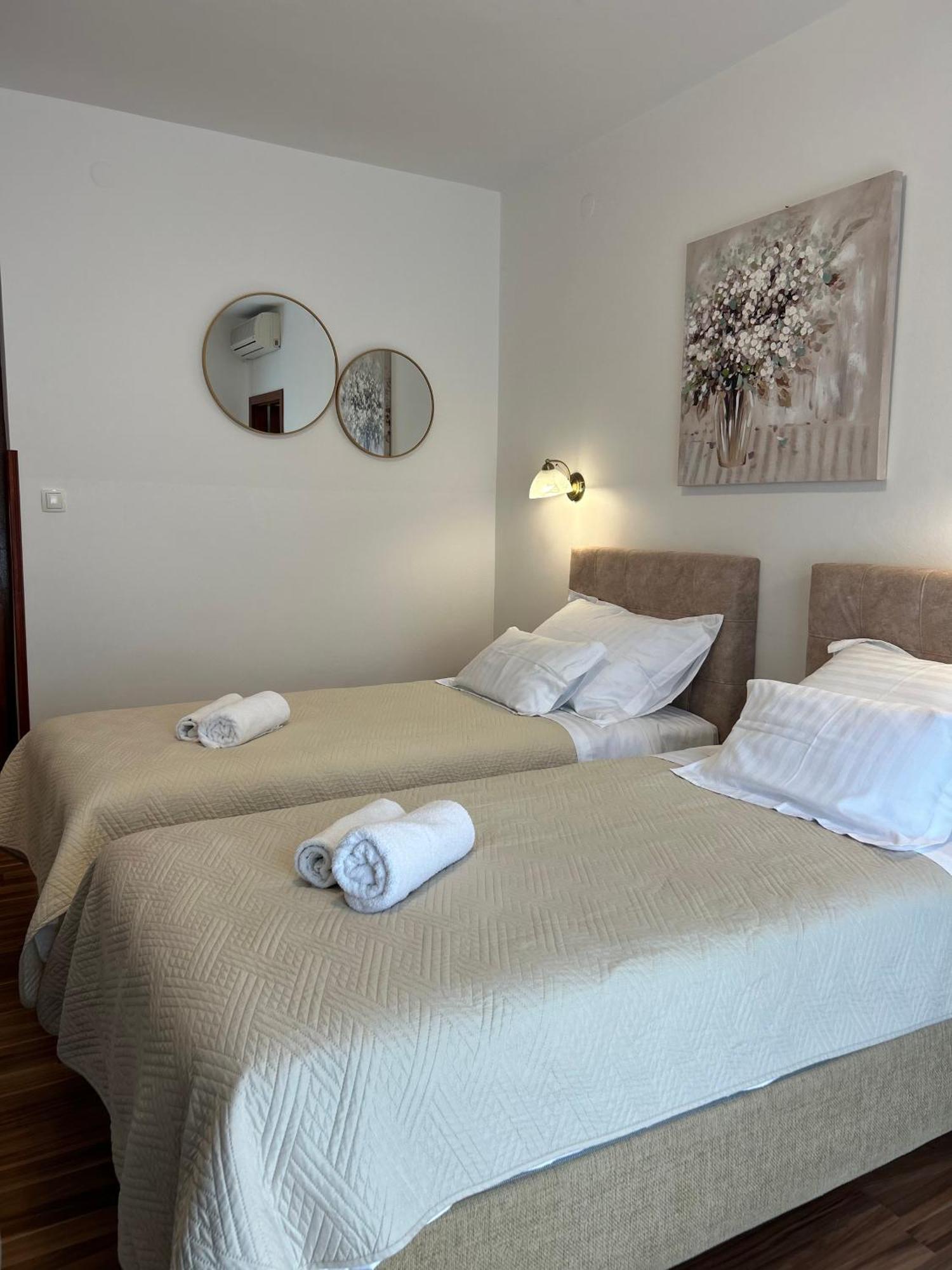 Hotel Vila Tina Arbanija Екстер'єр фото