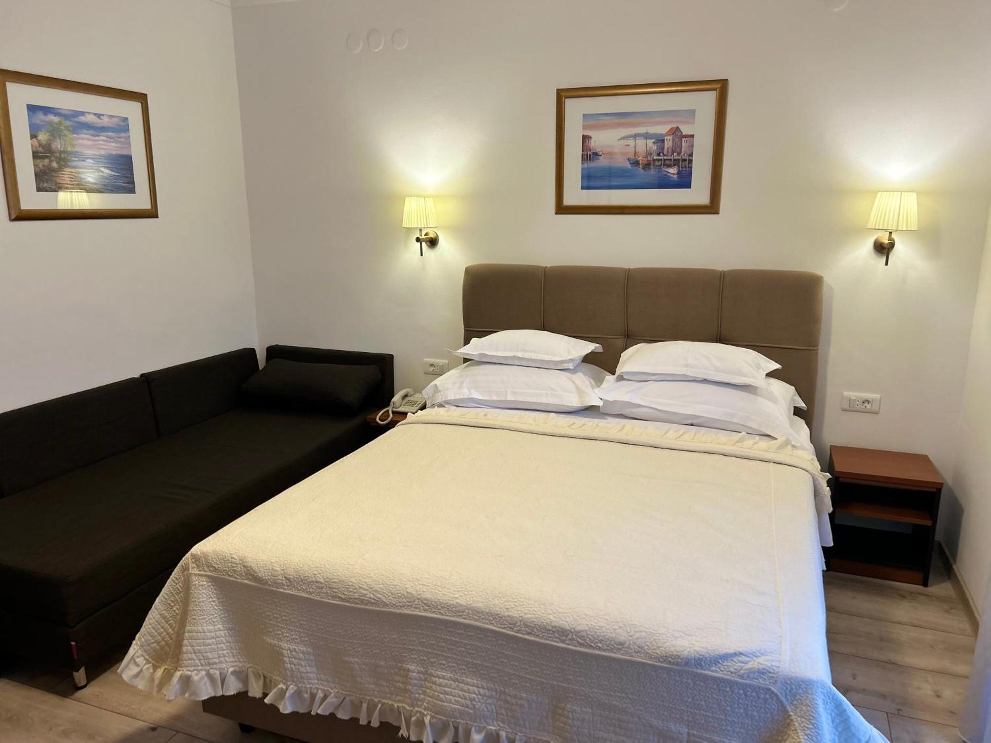 Hotel Vila Tina Arbanija Екстер'єр фото