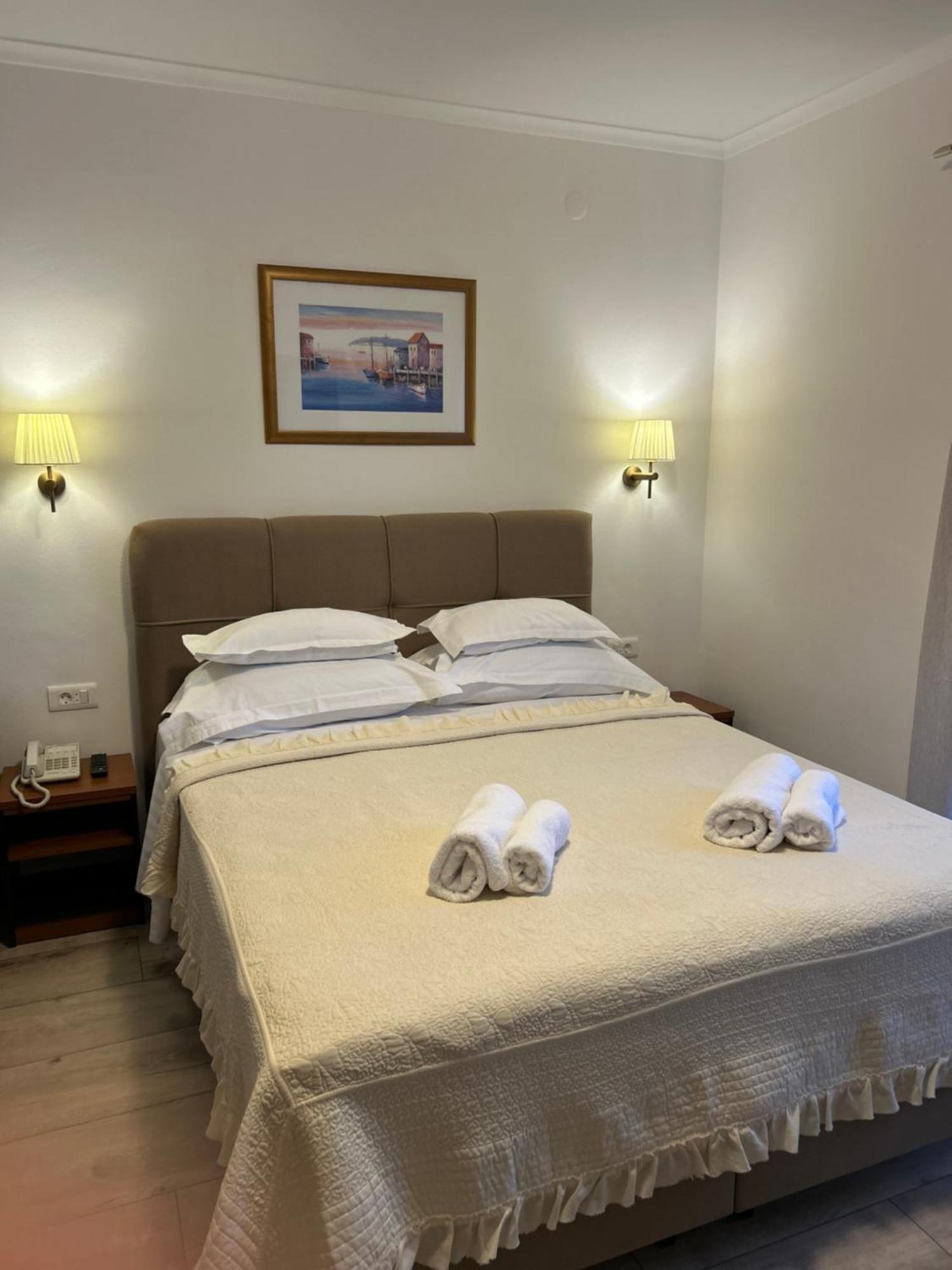 Hotel Vila Tina Arbanija Екстер'єр фото