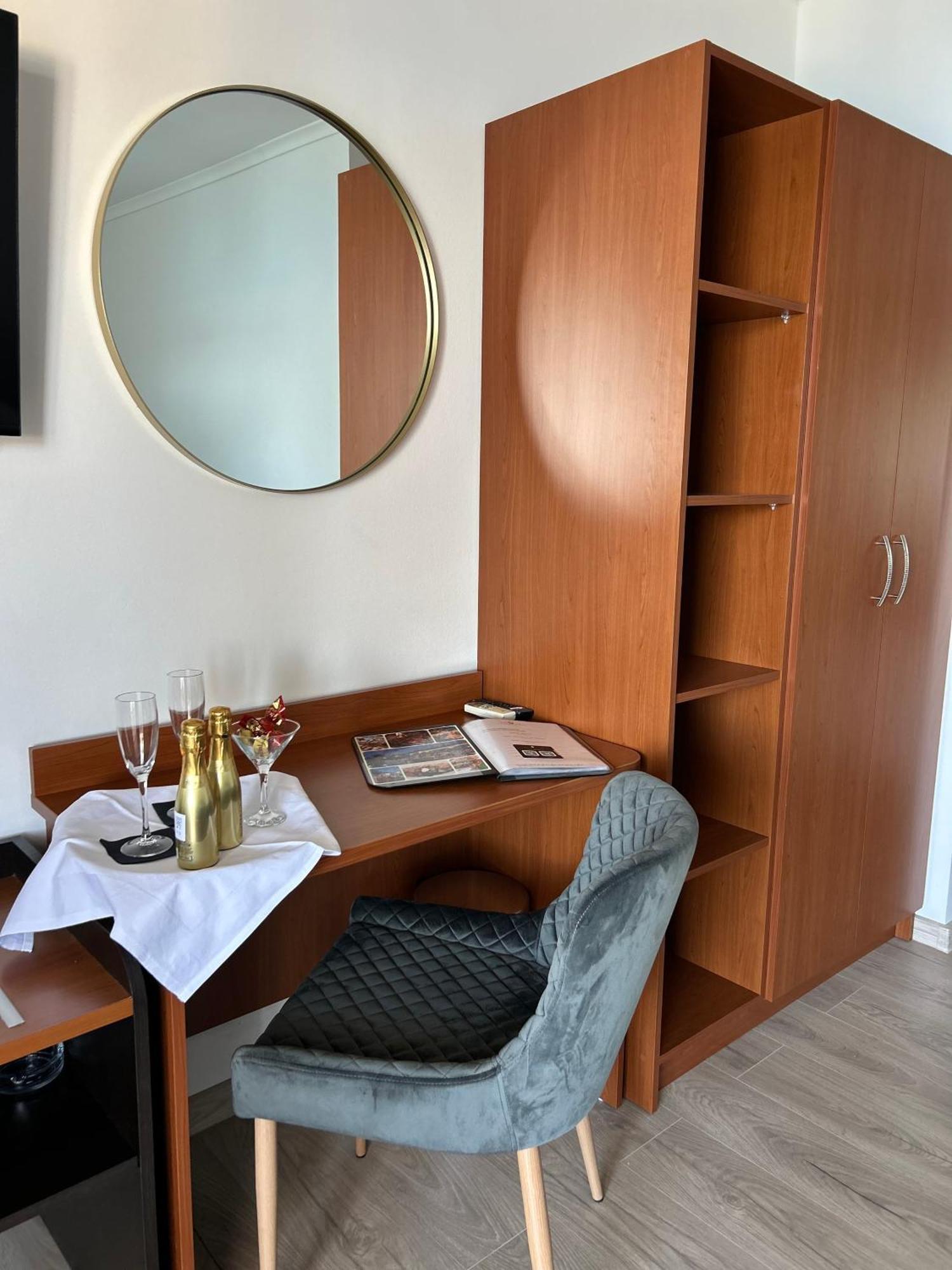 Hotel Vila Tina Arbanija Екстер'єр фото