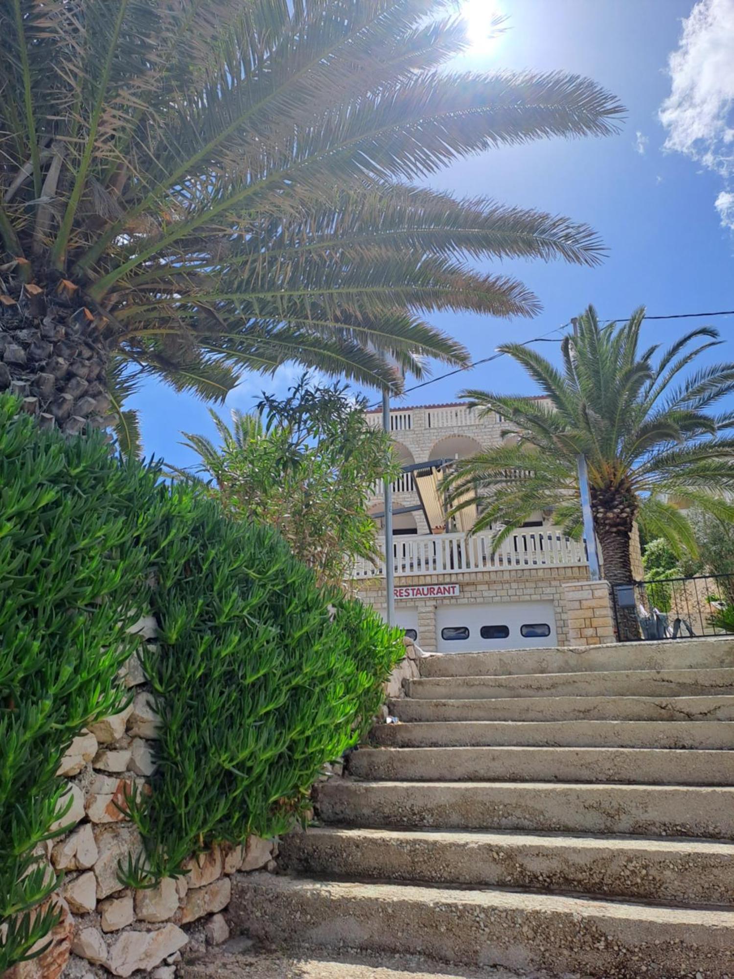 Hotel Vila Tina Arbanija Екстер'єр фото