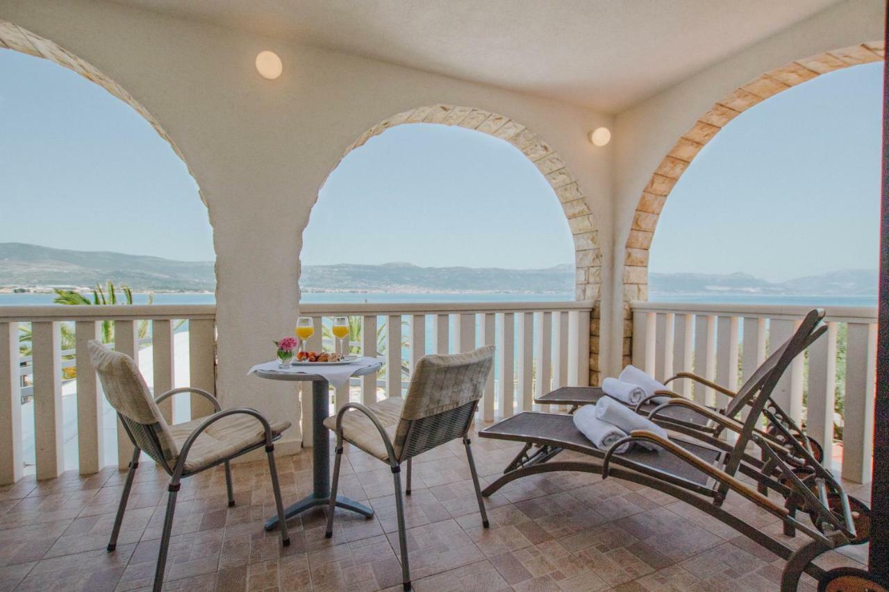 Hotel Vila Tina Arbanija Екстер'єр фото