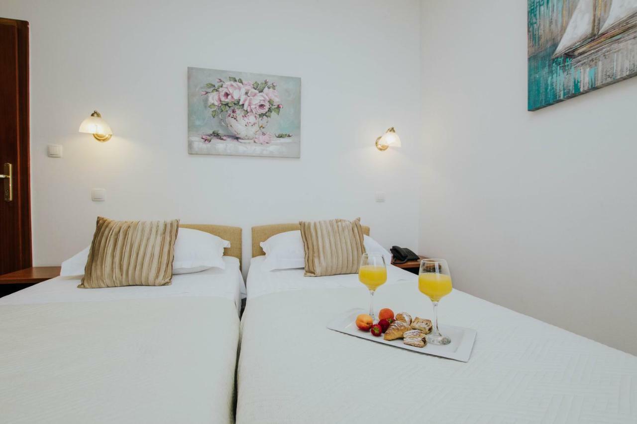Hotel Vila Tina Arbanija Екстер'єр фото