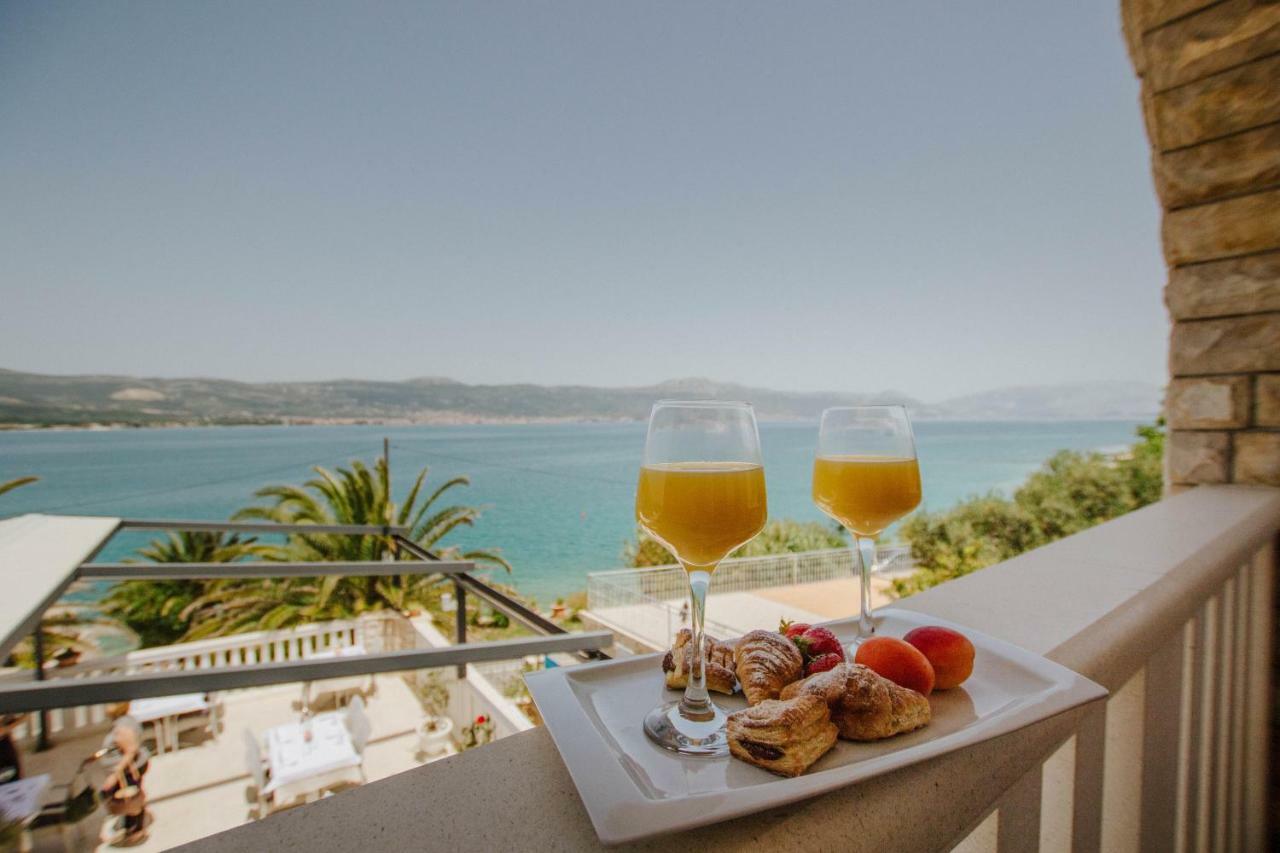 Hotel Vila Tina Arbanija Екстер'єр фото