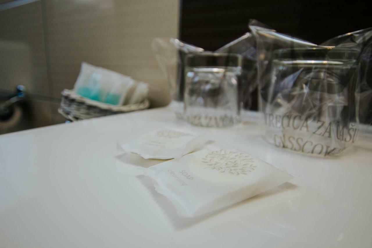 Hotel Vila Tina Arbanija Екстер'єр фото