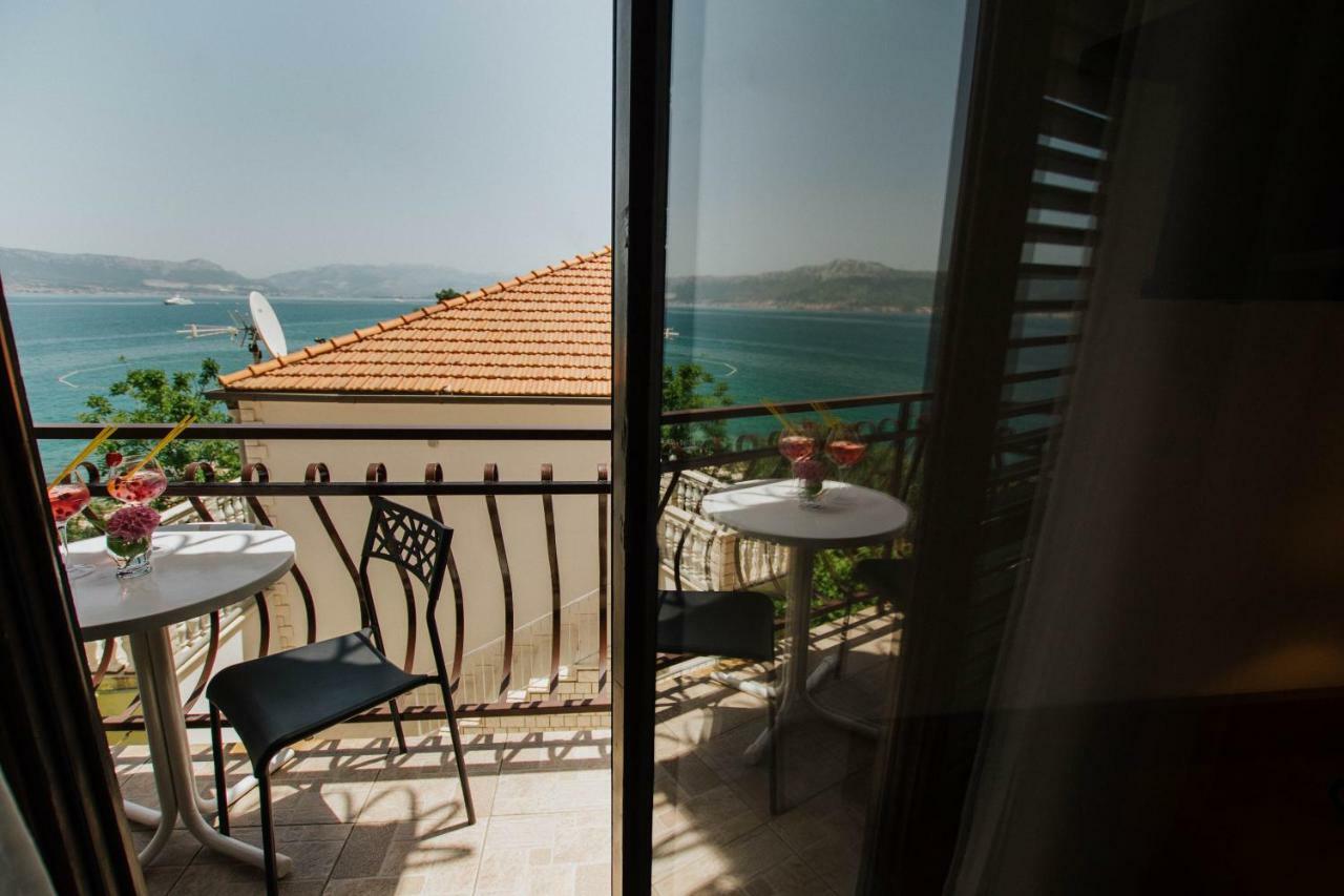Hotel Vila Tina Arbanija Екстер'єр фото