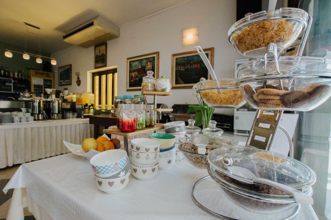 Hotel Vila Tina Arbanija Екстер'єр фото
