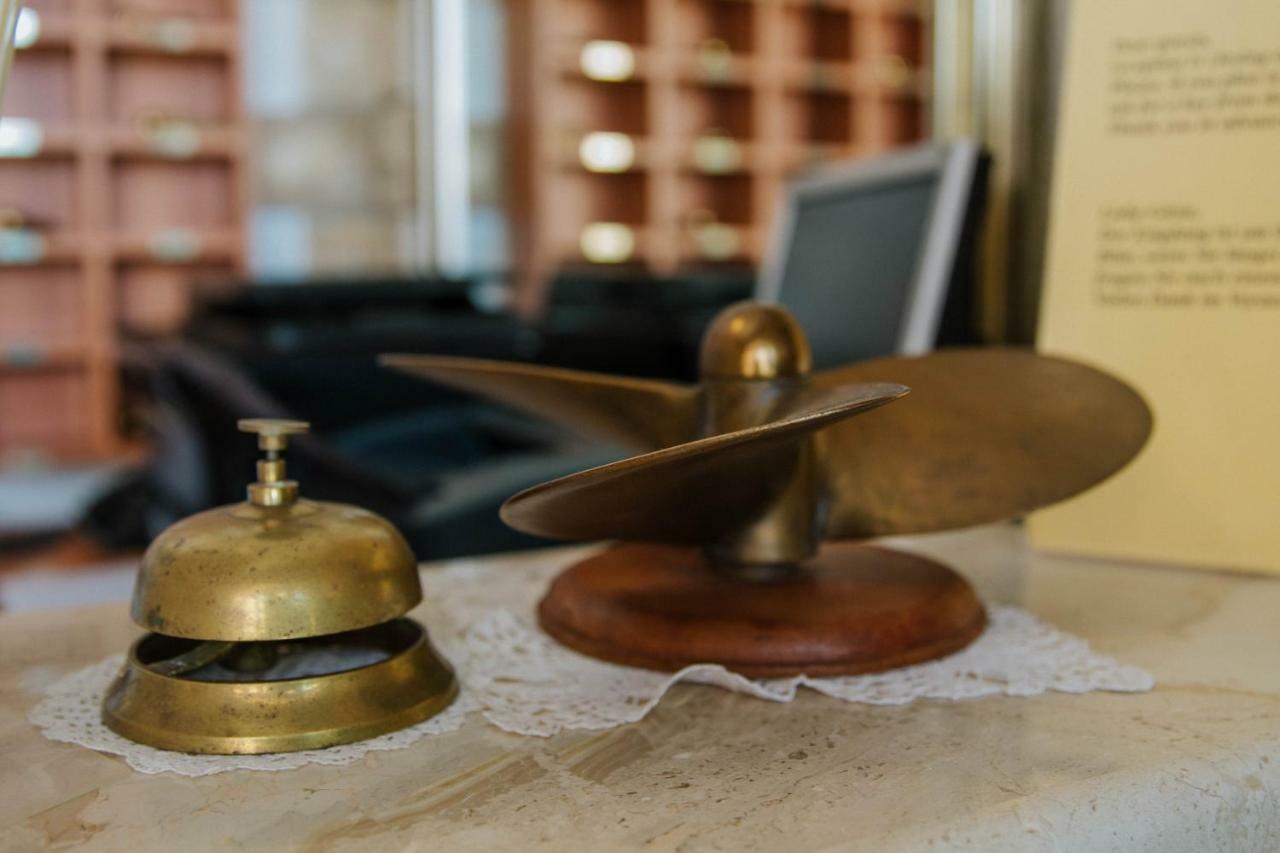 Hotel Vila Tina Arbanija Екстер'єр фото