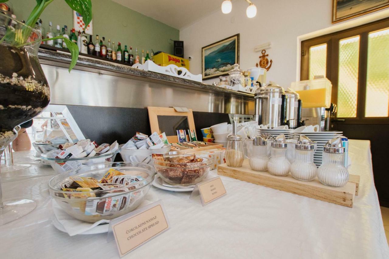 Hotel Vila Tina Arbanija Екстер'єр фото