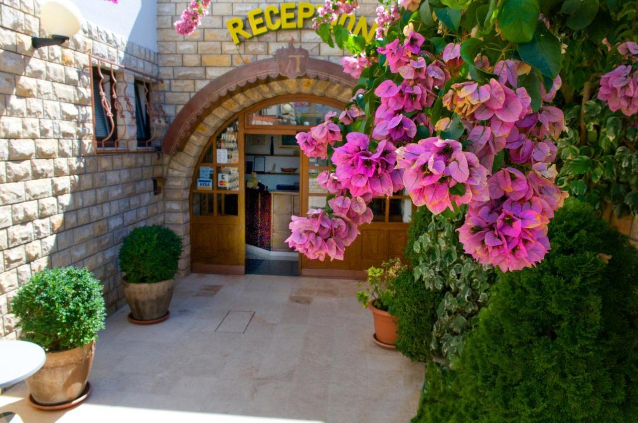 Hotel Vila Tina Arbanija Екстер'єр фото